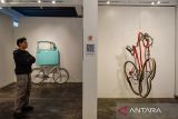 Pengunjung mengamati karya seni yang dipamerkan pada pameran seni instalasi yang bertajuk Saya Bike Bike di Galeri Seni Orbital Dago, Bandung, Jawa Barat, Minggu (15/6/2025). Pameran seni instalasi yang diikuti oleh 17 seniman dan pesepeda tersebut digelar untuk menguatkan makna kultural bersepeda lewat bentuk dan ide karya seni maupun artistiknya serta menunjukan bagaimana bersepeda dapat dimaknai secara beragam oleh para seniman maupun masyarakat. ANTARA FOTO/Raisan Al Farisi/agr