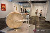Pengunjung mengamati karya seni pada pameran seni instalasi yang bertajuk Saya Bike Bike di Galeri Seni Orbital Dago, Bandung, Jawa Barat, Minggu (15/6/2025). Pameran seni instalasi yang diikuti oleh 17 seniman dan pesepeda tersebut digelar untuk menguatkan makna kultural bersepeda lewat bentuk dan ide karya seni maupun artistiknya serta menunjukan bagaimana bersepeda dapat dimaknai secara beragam oleh para seniman maupun masyarakat. ANTARA FOTO/Raisan Al Farisi/agr