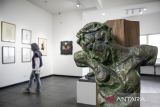 Pengunjung melihat karya pada pameran bertajuk Corpus & Amorf di Galeri G. Sidharta, kompleks Lawangwangi Creative Space, Kabupaten Bandung Barat, Jawa Barat, Minggu (15/6/2025). ArtSociates menginisiasi pameran sekaligus pembentukan galeri dan museum seni rupa G. Sidharta sebagai upaya jangka panjang untuk merawat, meneliti serta mempublikasikan karya-karya dan warisan pemikiran Gregorius Sidharta Soegijo yang dinilai sebagai salah satu figur penting dalam sejarah seni rupa Indonesia. ANTARA FOTO/Abdan Syakura/agr