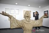 Pengunjung melihat karya yang ditampilkan pada pameran bertajuk Corpus & Amorf di Galeri G. Sidharta, kompleks Lawangwangi Creative Space, Kabupaten Bandung Barat, Jawa Barat, Minggu (15/6/2025). ArtSociates menginisiasi pameran sekaligus pembentukan galeri dan museum seni rupa G. Sidharta sebagai upaya jangka panjang untuk merawat, meneliti serta mempublikasikan karya-karya dan warisan pemikiran Gregorius Sidharta Soegijo yang dinilai sebagai salah satu figur penting dalam sejarah seni rupa Indonesia. ANTARA FOTO/Abdan Syakura/agr