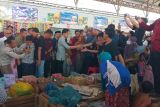 Wakil Presiden Republik Indonesia Gibran Rakabuming Raka (kemeja biru muda) didampingi Bupati Tabalong H. Muhammad Noor Rifani (baju batik dan berpeci) bersalaman dengan sejumlah warga di Pasar Rakyat Bauntung, Tanjung, Kabupaten Tabalong, Provinsi Kalimantan Selatan (Kalsel), Minggu (15/6/2025). Wapres Gibran menyempatkan diri memantau pasar rakyat usai kunjungan dinas ke Dusun Muara Kate, Desa Muara Langon, Kecamatan Muara Komam, Kabupaten Paser, Kalimantan Timur (Kaltim). ANTARA/HO-Pemkab Tabalong