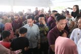 Wakil Presiden Republik Indonesia Gibran Rakabuming Raka (kemeja biru muda) didampingi Bupati Tabalong H. Muhammad Noor Rifani (mengenakan batik dan berpeci) bersalaman dengan seorang anak di Pasar Rakyat Bauntung, Tanjung, Kabupaten Tabalong, Provinsi Kalimantan Selatan (Kalsel), Minggu (15/6/2025). Wapres Gibran menyempatkan diri memantau pasar rakyat usai kunjungan dinas ke Dusun Muara Kate, Desa Muara Langon, Kecamatan Muara Komam, Kabupaten Paser, Kalimantan Timur (Kaltim). ANTARA/HO-Pemkab Tabalong