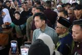 Wakil Presiden Republik Indonesia Gibran Rakabuming Raka (kemeja biru muda) didampingi Bupati Tabalong H. Muhammad Noor Rifani (kedua kanan) berbaur dengan sejumlah warga di Pasar Rakyat Bauntung, Tanjung, Kabupaten Tabalong, Provinsi Kalimantan Selatan (Kalsel), Minggu (15/6/2025). Wapres Gibran menyempatkan diri memantau pasar rakyat usai kunjungan dinas ke Dusun Muara Kate, Desa Muara Langon, Kecamatan Muara Komam, Kabupaten Paser, Kalimantan Timur (Kaltim). ANTARA/HO-Pemkab Tabalong