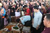Wakil Presiden Republik Indonesia Gibran Rakabuming Raka (kemeja biru muda) berbaur dengan sejumlah pengunjung dan pedagang di Pasar Rakyat Bauntung, Tanjung, Kabupaten Tabalong, Provinsi Kalimantan Selatan (Kalsel), Minggu (15/6/2025). Wapres Gibran menyempatkan diri memantau pasar rakyat usai kunjungan dinas ke Dusun Muara Kate, Desa Muara Langon, Kecamatan Muara Komam, Kabupaten Paser, Kalimantan Timur (Kaltim). ANTARA/HO-Pemkab Tabalong