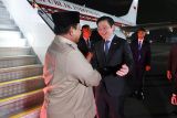Prabowo disambut PM Lawrence Wong saat tiba di Singapura