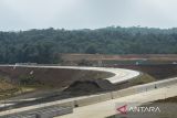 Pekerja menggunakan alat berat menyelesaikan pembangunan tol Serang-Panimbang seksi II di Lebak, Banten, Minggu (15/6/2025). Menteri Keuangan Sri Mulyani Indrawati menyebut kebutuhan investasi untuk pembangunan sektor infrastruktur di Indonesia pada periode 2025 hingga 2029 mencapai sebesar 625 miliar dolar AS atau setara Rp10.000 triliun. ANTARA FOTO/Muhammad Bagus Khoirunas/gp