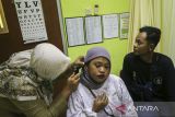 Petugas kesehatan memeriksa kondisi telinga warga saat cek kesehatan gratis di Puskesmas Banjar Agung, Kota Serang, Banten, Senin (16/6/2025). Berdasarkan data Kementerian Kesehatan yang dirilis pada 12 Juni 2025, sebanyak lebih dari 8,2 juta orang telah mengikuti program cek kesehatan gratis (CKG) sejak diluncurkan pada 10 Februari 2025, dengan rincian 62,2 persen merupakan peserta perempuan sementara laki-laki 37,7 persen. ANTARA FOTO/Angga Budhiyanto/gp