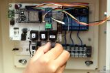 Pekerja melakukan pengecekan terhadap sirkuit elektronik berteknologi Internet Of Things (IoT) melalui gawai di kebun sayuran kale (Brassica oleracea) milik Pusat Pelatihan Pertanian dan Pedesaan Swadaya (P4S) Bumiaji Sejahtera, Kota Batu, Jawa Timur, Senin (16/6/2025). Petani sayur setempat memanfaatkan inovasi berbasis IoT untuk menyiram tanaman, memantau kesuburan tanah, dan menentukan masa panen secara presisi sehingga  produktivitas hasil panen lebih optimal yakni sebanyak 10 kilogram per minggu yang kemudian dipasarkan ke toko ritel modern dengan harga Rp10.000 per ons. ANTARA Jatim/Ari Bowo Sucipto/mas.