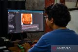 Pekerja mendesain motif batik dengan menggunakan teknologi Artificial intelligence (AI) atau kecerdasan buatan di rumah produksi Batik Komar, Bandung, Jawa Barat, Senin (16/6/2025). Yayasan Batik Jawa Barat (YBJB), Asosiasi Perajin dan Pengusaha Batik Indonesia (APPBI), dan Yayasan Batik Indonesia (YBI) meluncurkan Kampung Batik AI di Batik Komar, Bandung sebagai tonggak awal transformasi batik tradisional melalui pendekatan teknologi kecerdasan buatan serta pemanfaatan teknologi AI dalam pengembangan desain batik. ANTARA FOTO/Raisan Al Farisi/agr
