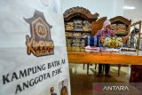Pekerja merapikan kain batik yang motifnya dibuat dengan menggunakan teknologi artificial intelligence (AI) atau kecerdasan buatan di rumah produksi Batik Komar, Bandung, Jawa Barat, Senin (16/6/2025). Yayasan Batik Jawa Barat (YBJB), Asosiasi Perajin dan Pengusaha Batik Indonesia (APPBI), dan Yayasan Batik Indonesia (YBI) meluncurkan Kampung Batik AI di Batik Komar, Bandung sebagai tonggak awal transformasi batik tradisional melalui pendekatan teknologi kecerdasan buatan serta pemanfaatan teknologi AI dalam pengembangan desain batik. ANTARA FOTO/Raisan Al Farisi/agr