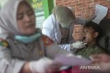 Petugas medis memeriksa gigi warga saat program Bakti Kesehatan di Lembang, Kabupaten Bandung Barat, Jawa Barat, Senin (16/6/2025). Polda Jawa Barat menggelar kegiatan Bakti Kesehatan dengan memberikan layanan pemeriksaan kesehatan gratis kepada masyarakat seperti cek gula darah, cek tekanan darah, pemeriksaan gigi, mata, penyakit dalam serta donor darah dalam rangka memperingati HUT Ke-79 Bhayangkara. ANTARA FOTO/Abdan Syakura/agr