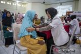Petugas Biddokkes Polda Jabar memeriksa kesehatan warga saat program bakti kesehatan di Lembang, Kabupaten Bandung Barat, Jawa Barat, Senin (16/6/2025). Polda Jawa Barat menggelar kegiatan Bakti Kesehatan dengan memberikan layanan pemeriksaan kesehatan gratis kepada masyarakat seperti cek gula darah, cek tekanan darah, pemeriksaan gigi, mata, penyakit dalam serta donor darah dalam rangka memperingati HUT Ke-79 Bhayangkara. ANTARA FOTO/Abdan Syakura/agr