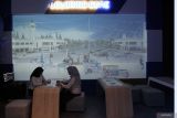 Pengunjung mencoba wahana permainan gambar digital di City Planning Gallery, Malang Creative Center, Jawa Timur, Senin (16/6/2025). Berbagai fasilitas dengan teknologi digital disediakan oleh pemerintah setempat sebagai sarana edukasi, informasi sejarah dan tata kelola daerah guna meningkatkan literasi digital masyarakat serta mencegah disinformasi maupun misinformasi. ANTARA Jatim/Ari Bowo Sucipto/mas.