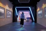 Pengunjung melintas di wahana lorong waktu yang menggambarkan sejarah dan perkembangan kota di City Planning Gallery, Malang Creative Center, Jawa Timur, Senin (16/6/2025). Berbagai fasilitas dengan teknologi digital disediakan oleh pemerintah setempat sebagai sarana edukasi, informasi sejarah dan tata kelola daerah guna meningkatkan literasi digital masyarakat serta mencegah disinformasi maupun misinformasi. ANTARA Jatim/Ari Bowo Sucipto/mas.