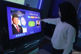 Pengunjung mencoba menggunakan wahana swafoto interaktif dengan teknologi digital di City Planning Gallery, Malang Creative Center, Jawa Timur, Senin (16/6/2025). Berbagai fasilitas dengan teknologi digital disediakan oleh pemerintah setempat sebagai sarana edukasi, informasi sejarah dan tata kelola daerah guna meningkatkan literasi digital masyarakat serta mencegah disinformasi maupun misinformasi. ANTARA Jatim/Ari Bowo Sucipto/mas.