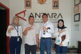 Executive General Manager PT Garuda Indonesia (Persero) Tbk Pangkalpinang Dimas Aryo (kedua kanan) beserta staf saat bersilaturahmi dengan Kepala Biro LKBN Antara Bangka Belitung Joko Susilo (kedua kiri) di Kantor Perum LKBN Antara Babel pada Senin (16/6). Kunjungan silaturahmi ini sebagai upaya meningkatkan sinergitas dalam mensosialisasikan produk-produk Garuda Indonesia agar masyarakat terus menggunakan Garuda Indonesia, baik dalam perjalanan individu, keluarga maupun perjalanan untuk keperluan korporasi.