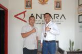 Executive General Manager PT Garuda Indonesia (Persero) Tbk Pangkalpinang Dimas Aryo (kanan) saat foto bersama Kepala Biro LKBN Antara Bangka Belitung Joko Susilo (kiri) di Kantor Perum LKBN Antara Babel pada Senin (16/6). Kunjungan silaturahmi ini sebagai upaya meningkatkan sinergitas dalam mensosialisasikan produk-produk Garuda Indonesia agar masyarakat terus menggunakan Garuda Indonesia, baik dalam perjalanan individu, keluarga maupun perjalanan untuk keperluan korporasi.