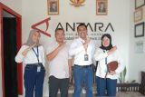 Executive General Manager PT Garuda Indonesia (Persero) Tbk Pangkalpinang Dimas Aryo (kedua kanan) beserta staf saat bersilaturahmi dengan Kepala Biro LKBN Antara Bangka Belitung Joko Susilo (kedua kiri) di Kantor Perum LKBN Antara Babel pada Senin (16/6). Kunjungan silaturahmi ini sebagai upaya meningkatkan sinergitas dalam mensosialisasikan produk-produk Garuda Indonesia agar masyarakat terus menggunakan Garuda Indonesia, baik dalam perjalanan individu, keluarga maupun perjalanan untuk keperluan korporasi.