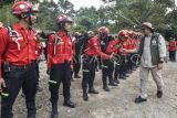 Wakil Menteri Kehutanan (Wamenhut) Sulaiman Umar (kanan) menyalami Tim Reaksi Cepat (TRC) PT Wirakarya Sakti saat pengecekan kesiapsiagaan pengendalian kebakaran hutan dan lahan di Distrik 7 PT Wirakarya Sakti, Desa Rukam, Muaro Jambi, Jambi, Sabtu (14/6/2025). Wamenhut menyebutkan, kolaborasi pemerintah, swasta, dan masyarakat dalam mengantisipasi ancaman karhutla akibat El Nino di Provinsi Jambi diharapkan jadi percontohan. ANTARA FOTO/Wahdi Septiawan/YU