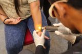 Petugas medis menggunakan mesin laser penghapus tato untuk menghapus tato di kulit warga saat Bakti Kesehatan Polda Jawa Timur di Polda Jawa Timur, Surabaya, Jawa Timur, Senin (16/6/2025). Polda Jawa Timur menggelar kegiatan itu untuk menyambut HUT ke-79 Bhayangkara dengan memberikan layanan pemeriksaan kesehatan gratis kepada masyarakat seperti cek gula darah, cek tekanan darah, penyuntikan vaksin polio, penghapusan tato, medical chek up, pemberian paket sembako dan lain-lain. ANTARA Jatim/Didik Suhartono/mas.