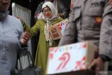 Warga membawa paket bantuan sosial yang didapat saat Bakti Kesehatan Polda Jawa Timur di Polda Jawa Timur, Surabaya, Jawa Timur, Senin (16/6/2025). Polda Jawa Timur menggelar kegiatan itu untuk menyambut HUT ke-79 Bhayangkara dengan memberikan layanan pemeriksaan kesehatan gratis kepada masyarakat seperti cek gula darah, cek tekanan darah, penyuntikan vaksin polio, penghapusan tato, medical chek up, pemberian paket sembako dan lain-lain. ANTARA Jatim/Didik Suhartono/mas.