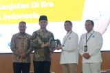 Menteri Transmigrasi Muhammad Iftitah Sulaiman Suryanagara (kedua kiri) didampingi Dirjen Pengembangan Ekonomi dan Pemberdayaan Masyarakat Transmigrasi Velix Wanggai (kiri) menerima cendera mata dari Rektor Institut Teknologi Sepuluh Nopember (ITS) Bambang Pramujati (kedua kanan) didampingi Wakil Rektor Bidang Riset, Inovasi, Kerjasama dan Kemahasiswaan Agus Muhamad Hatta (kanan) usai menjadi pembicara dalam kuliah tamu di Grha ITS, Surabaya, Jawa Timur, Senin (16/6/2025). Kuliah tamu menteri transmigrasi tersebut mengangkat tema Transmigrasi dan Pembangunan Inklusif Berkelanjutan di Era Generasi Emas Indonesia. ANTARA Jatim/Moch Asim.