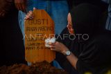 Anggota keluarga berdoa di samping pusara musisi Gusti Irwan Wibowo seusai pemakaman di TPU Jatisari 2, Bekasi, Minggu (15/6/2025). Musisi dan penyiar Gusti Irwan Wibowo atau dikenal Gustiwiw meninggal dunia di usia 25 tahun karena sempat terjatuh di kamar mandi di Bandung. ANTARA FOTO/Fathul Habib Sholeh/nym.