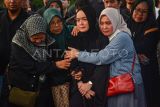 Anggota keluarga berdoa di samping pusara musisi Gusti Irwan Wibowo seusai pemakaman di TPU Jatisari 2, Bekasi, Minggu (15/6/2025). Musisi dan penyiar Gusti Irwan Wibowo atau dikenal Gustiwiw meninggal dunia di usia 25 tahun karena sempat terjatuh di kamar mandi di Bandung. ANTARA FOTO/Fathul Habib Sholeh/nym.
