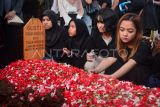 Anggota keluarga berdoa di samping pusara musisi Gusti Irwan Wibowo seusai pemakaman di TPU Jatisari 2, Bekasi, Minggu (15/6/2025). Musisi dan penyiar Gusti Irwan Wibowo atau dikenal Gustiwiw meninggal dunia di usia 25 tahun karena sempat terjatuh di kamar mandi di Bandung. ANTARA FOTO/Fathul Habib Sholeh/nym.