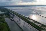 Foto udara banjir merendam Jalan Raya Porong, Sidoarjo, Jawa Timur, Selasa (17/6/2025). Curah hujan yang tinggi sejak Senin (16/6) malam mengakibatkan banjir yang merendam jalan raya Porong setinggi 50-70 cm. Antara Jatim/Umarul Faruq