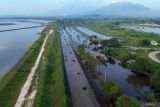 Foto udara banjir merendam Jalan Raya Porong, Sidoarjo, Jawa Timur, Selasa (17/6/2025). Curah hujan yang tinggi sejak Senin (16/6) malam mengakibatkan banjir yang merendam jalan raya Porong setinggi 50-70 cm. Antara Jatim/Umarul Faruq