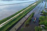 Foto udara banjir merendam Jalan Raya Porong, Sidoarjo, Jawa Timur, Selasa (17/6/2025). Curah hujan yang tinggi sejak Senin (16/6) malam mengakibatkan banjir yang merendam jalan raya Porong setinggi 50-70 cm. Antara Jatim/Umarul Faruq