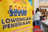 Pencari kerja mencari informasi di salah satu stan perusahaan yang membuka lowongan pekerjaan pada bursa kerja di Graha Manggala Siliwangi, Bandung, Jawa Barat, Selasa (17/6/2025). Bursa kerja yang menyediakan 2.600 lowongan pekerjaan dari 45 perusahaan tersebut sebagai wadah bagi pencari kerja khususnya lulusan baru perguruan tinggi dan SMK untuk pemenuhan lapangan kerja di Kota Bandung. ANTARA FOTO/Raisan Al Farisi/agr