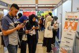 Pencari kerja mencari informasi di salah satu stan perusahaan yang membuka lowongan pekerjaan saat pameran bursa kerja di Graha Manggala Siliwangi, Bandung, Jawa Barat, Selasa (17/6/2025). Bursa kerja yang menyediakan 2.600 lowongan pekerjaan dari 45 perusahaan tersebut sebagai wadah bagi pencari kerja khususnya lulusan baru perguruan tinggi dan SMK untuk pemenuhan lapangan kerja di Kota Bandung. ANTARA FOTO/Raisan Al Farisi/agr