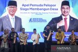 Menteri Desa dan Pembangunan Daerah Tertinggal Yandri Susanto (tengah) bersama Menteri Pemuda dan Olahraga Dito Ariotedjo (ketiga kanan), Wakil Menteri Desa dan Pembangunan Daerah Tertinggal Ahmad Riza Patria (ketiga kiri), Plh Sekda Banten Deden Apriandhi (kedua kanan), dan Bupati Tangerang Maesyal Rasyid (kedua kiri) memukul kentungan saat pembukaan Apel Pemuda Pelopor Siaga Membangun Desa di Desa Jatake, Pagedangan, Kabupaten Tangerang, Banten, Senin (16/6/2025). Program tersebut diharapkan dapat mendorong pemuda agar ikut serta berkontribusi dalam membantu pembangunan desa di segala bidang sebagai upaya mewujudkan program Astacita keenam dari Presiden Prabowo Subianto. ANTARA FOTO/Putra M. Akbar/gp
