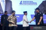 Menteri Desa dan Pembangunan Daerah Tertinggal Yandri Susanto (kedua kanan) bersalaman dengan Menteri Pemuda dan Olahraga Dito Ariotedjo (kanan) disaksikan Wakil Menteri Desa dan Pembangunan Daerah Tertinggal Ahmad Riza Patria (kedua kiri), dan Bupati Tangerang Maesyal Rasyid (kiri) saat pembukaan Apel Pemuda Pelopor Siaga Membangun Desa di Desa Jatake, Pagedangan, Kabupaten Tangerang, Banten, Senin (16/6/2025). Program tersebut diharapkan dapat mendorong pemuda agar ikut serta berkontribusi dalam membantu pembangunan desa di segala bidang sebagai upaya mewujudkan program Astacita keenam dari Presiden Prabowo Subianto. ANTARA FOTO/Putra M. Akbar/gp