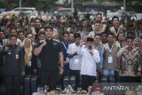 Menteri Desa dan Pembangunan Daerah Tertinggal Yandri Susanto (kedua kanan) bersama Menteri Pemuda dan Olahraga Dito Ariotedjo (kedua kiri), Wakil Menteri Desa dan Pembangunan Daerah Tertinggal Ahmad Riza Patria (kanan), dan Bupati Tangerang Maesyal Rasyid (kiri) berfoto bersama peserta saat pembukaan Apel Pemuda Pelopor Siaga Membangun Desa di Desa Jatake, Pagedangan, Kabupaten Tangerang, Banten, Senin (16/6/2025). Program tersebut diharapkan dapat mendorong pemuda agar ikut serta berkontribusi dalam membantu pembangunan desa di segala bidang sebagai upaya mewujudkan program Astacita keenam dari Presiden Prabowo Subianto. ANTARA FOTO/Putra M. Akbar/gp
