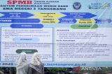 Calon peserta didik didampingi orang tuanya mencari informasi terkait Sistem Penerimaan Murid Baru (SPMB) di SMA Negeri 2 Kota Tangerang, Banten, Senin (16/6/2025). Pendaftaran SPMB Banten untuk tingkat SMA, SMK, SKh resmi dibuka hingga 23 Juni 2025 yang dibagi dalam empat jalur dengan kuota tertentu yaitu domisili 30 persen, afirmasi 30 persen, prestasi 35 persen dan mutasi 5 persen. ANTARA FOTO/Putra M. Akbar/gp