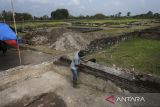 Tenaga teknis melakukan ekskavasi di area Keraton Surosowan, Kasemen, Kota Serang, Banten, Selasa (17/6/2025). Balai Pelestarian Kebudayaan (BPK) Wilayah VIII Kementerian Kebudayaan menggali kembali bangunan peninggalan Kerajaan Banten itu sebagai bagian dari ekskavasi penyelamatan untuk pemugaran struktur keraton dan mendapatkan sejumlah temuan di antaranya gerabah, pecahan keramik, batu bata, lantai terakota, struktur dinding, serta struktur saluran air. ANTARA FOTO/Angga Budhiyanto/gp