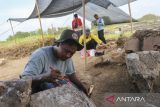 Tenaga teknis melakukan ekskavasi di area Keraton Surosowan, Kasemen, Kota Serang, Banten, Selasa (17/6/2025). Balai Pelestarian Kebudayaan (BPK) Wilayah VIII Kementerian Kebudayaan menggali kembali bangunan peninggalan Kerajaan Banten itu sebagai bagian dari ekskavasi penyelamatan untuk pemugaran struktur keraton dan mendapatkan sejumlah temuan di antaranya gerabah, pecahan keramik, batu bata, lantai terakota, struktur dinding, serta struktur saluran air. ANTARA FOTO/Angga Budhiyanto