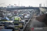 Sejumlah kendaraan melintas di dekat proyek pembangunan akses tol langsung KM 25 Jakarta-Merak di Curug, Kabupaten Tangerang, Banten, Selasa (17/6/2025). Pembangunan akses tol sepanjang 10 KM dan Gerbang Tol Bitung 3 itu sebagai solusi mengatasi kemacetan di Jalan Arteri Bitung hingga 10-15 persen yang ditargetkan selesai akhir tahun 2025. ANTARA FOTO/Putra M. Akbar/gp