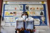 Pekerja menunjukkan hasil BBM alternatif yang diolah dari limbah sampah plastik di IPST Asari, Kota Cilegon, Banten, Selasa (17/6/2025). Pengolahan limbah plastik dengan teknik pirolisis tersebut dalam sekali produksi dapat menghasilkan sebanyak 90 liter bahan bakar minyak (BBM) alternatif dari 100 kilogram sampah limbah plastik mentah dan selanjutnya BBM didistribusikan untuk kebutuhan bagi nelayan serta UMKM di Kota Cilegon. ANTARA FOTO/Muhammad Bagus Khoirunas/gp