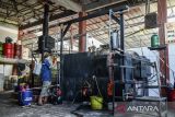 Pekerja menyelesaikan produksi BBM alternatif dari limbah sampah plastik dengan menggunakan mesin pirolisis di IPST Asari, Kota Cilegon, Banten, Selasa (17/6/2025). Pengolahan limbah plastik dengan teknik pirolisis tersebut dalam sekali produksi dapat menghasilkan sebanyak 90 liter bahan bakar minyak (BBM) alternatif dari 100 kilogram sampah limbah plastik mentah dan selanjutnya BBM didistribusikan untuk kebutuhan bagi nelayan serta UMKM di Kota Cilegon. ANTARA FOTO/Muhammad Bagus Khoirunas/gp