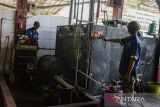 Pekerja menyelesaikan produksi BBM alternatif dari limbah sampah plastik dengan menggunakan mesin pirolisis di IPST Asari, Kota Cilegon, Banten, Selasa (17/6/2025). Pengolahan limbah plastik dengan teknik pirolisis tersebut dalam sekali produksi dapat menghasilkan sebanyak 90 liter bahan bakar minyak (BBM) alternatif dari 100 kilogram sampah limbah plastik mentah dan selanjutnya BBM didistribusikan untuk kebutuhan bagi nelayan serta UMKM di Kota Cilegon. ANTARA FOTO/Muhammad Bagus Khoirunas/gp
