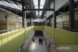Pedagang mencari kios yang akan ditempatinya di Pasar Anyar, Kota Tangerang, Banten, Selasa (17/6/2025). Revitalisasi Pasar Anyar Kota Tangerang seluas 24.680 meter persegi serta menampung 1.676 kios dan los yang merupakan  proyek strategis nasional tersebut telah rampung dikerjakan oleh Kementerian Pekerjaan Umum dan ditargetkan beroperasi pada bulan ini. ANTARA FOTO/Putra M. Akbar