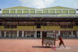 Pedagang mendorong gerobak untuk dipindahkan ke dalam kios di Pasar Anyar, Kota Tangerang, Banten, Selasa (17/6/2025). Revitalisasi Pasar Anyar Kota Tangerang seluas 24.680 meter persegi serta menampung 1.676 kios dan los yang merupakan  proyek strategis nasional tersebut telah rampung dikerjakan oleh Kementerian Pekerjaan Umum dan ditargetkan beroperasi pada bulan ini. ANTARA FOTO/Putra M. Akbar/gp
