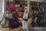 Pekerja melakukan siaran langsung mempromosikan tas produk Tweelyforbag di Kota Tasikmalaya, Jawa Barat, Selasa (17/6/2025). Pelaku usaha industri ekonomi kreatif (ekraf) Tweelyforbag yang berdiri sejak tahun 2015 itu memproduksi tas, dompet, poch pensil dan make up, yang dipasarkan melalui platform digital dan diekspor ke Malaysia dan Filipina. ANTARA FOTO/Adeng Bustomi/agr
