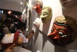 Sejumlah pelajar mengamati topeng panji saat pameran artefak arkeologi dan etnologi di Museum Daerah Kediri di Kabupaten Kediri, Jawa Timur, Selasa (17/6/2025). Pameran 25 artefak arkeologi dan etnologi yang berlangsung selama lima hari tersebut guna memperkenalkan narasi alur cerita koleksi museum menjelang pembukaan resmi Museum Daerah Kediri. ANTARA Jatim/Prasetia Fauzani/mas.