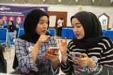 Peserta penyandang disabilitas rungu mengikuti pelatihan digital saat pelatihan XLSMART Peduli Disabilitas Berdaya 2025 di Bandung, Jawa Barat, Selasa (17/6/2025). Pelatihan yang diikuti 20 peserta peyandang disabilitas tersebut merupakan rangkaian pelatihan sekitar 100 peserta dari berbagai provinsi di pulau Jawa, Sumatera, Kalimantan hingga Sulawesi sebagai praktik langsung pembuatan konten digital serta edukasi penerapan AI tools dalam strategi konten marketing digital. ANTARA FOTO/Novrian Arbi/agr