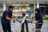 Insinyur dari Intercrus Aero Indonesia membawa prototype 1:7 pesawat taksi udara Solita S-1701 di Gedung PT. Dirgantara Indonesia (DI) di Bandung, Jawa Barat, Selasa (17/6/2025). PT. DI bersama PT. Intercrus Aero Indonesia tengah mengembangkan taksi udara dengan model pesawat elektrik vertical take off and landing yang mampu mengangkut beban 360 kilogram dengan jarak tempuh 200 kilometer dan ditargetkan siap mengudara di Indonesia pada 2028. ANTARA FOTO/Raisan Al Farisi/agr